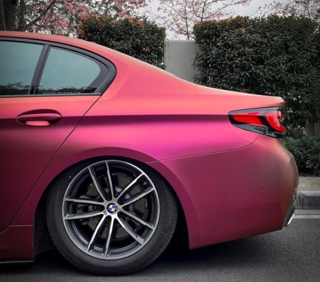  - Envoltura de vinilo rosa mate púrpura para auto
